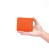 Portacarte in pelle artigianale, realizzato a mano con materiali di alta qualità. Design compatto ed elegante, dotato di 8 tasche per carte e uno scomparto aggiuntivo per banconote o ricevute. Perfetto per chi cerca praticità e stile in un unico accessorio.